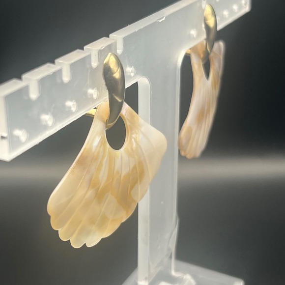 Vintage Mother Of Pearl Shell Fan Shaped Clip On Earrings - Picture 2 of 5